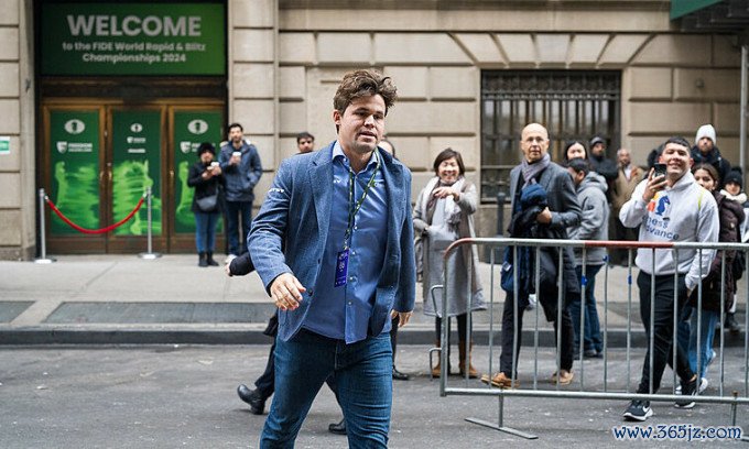 Carlsen mặc quần bò tại giải cờ nhanh thế giới ở Phố Wall， thành phố New York， Mỹ ngày 27/12/2024. Ảnh: FIDE