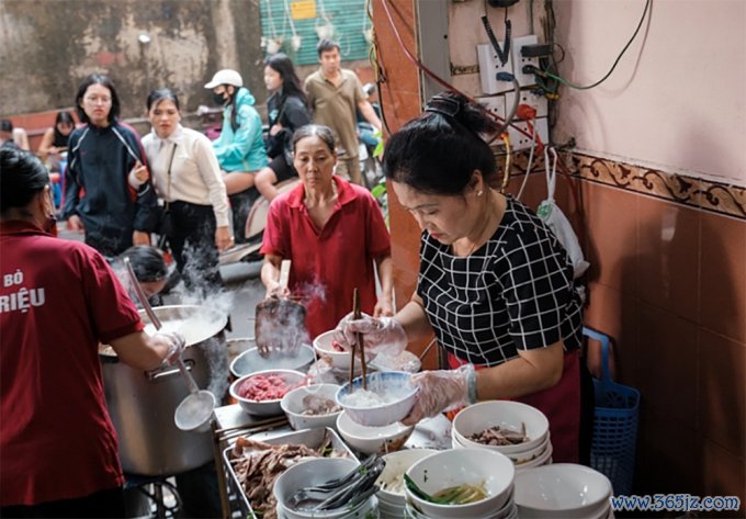 Bà Ngô Thị Phi Nga đứng bếp ở phở Ấu Triệu， Hà Nội. Ảnh: Michelin Vietnam